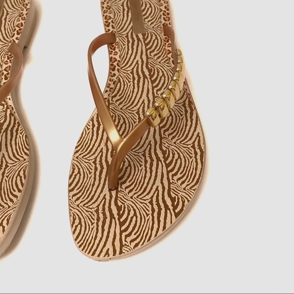 3/20$ Grendene Grendha gold beach flip flop sandals size 8 - Picture 3 of 6